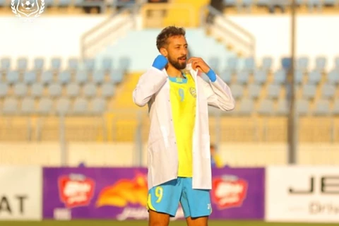  طالب بدرجة لاعب كرة.. قصة مروان حمدي مهاجم الإسماعيلي الذي احتفل بـ "البالطو الأبيض" (فيديو)